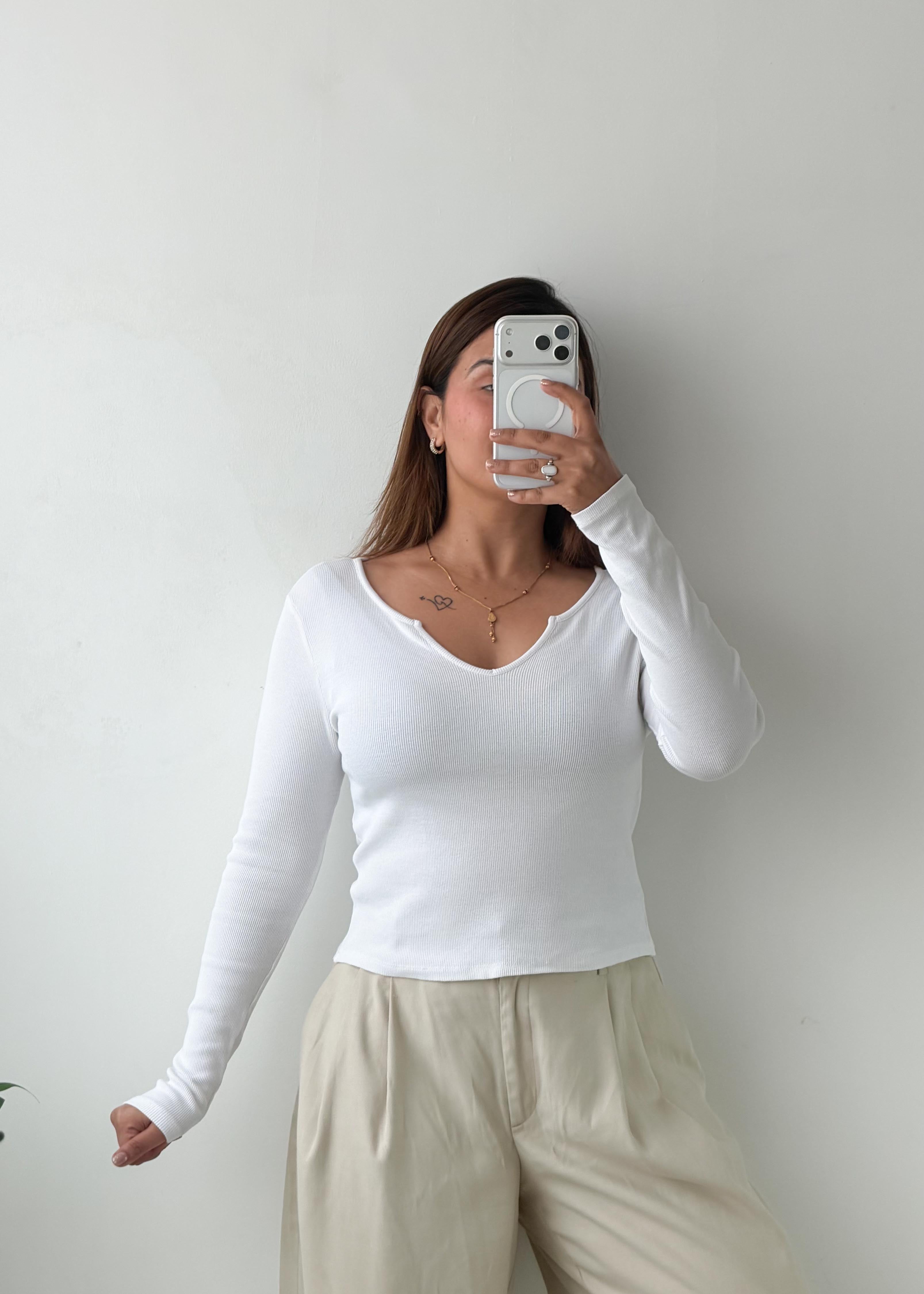 Size M-L White Scoop Neck Long Sleeve Top