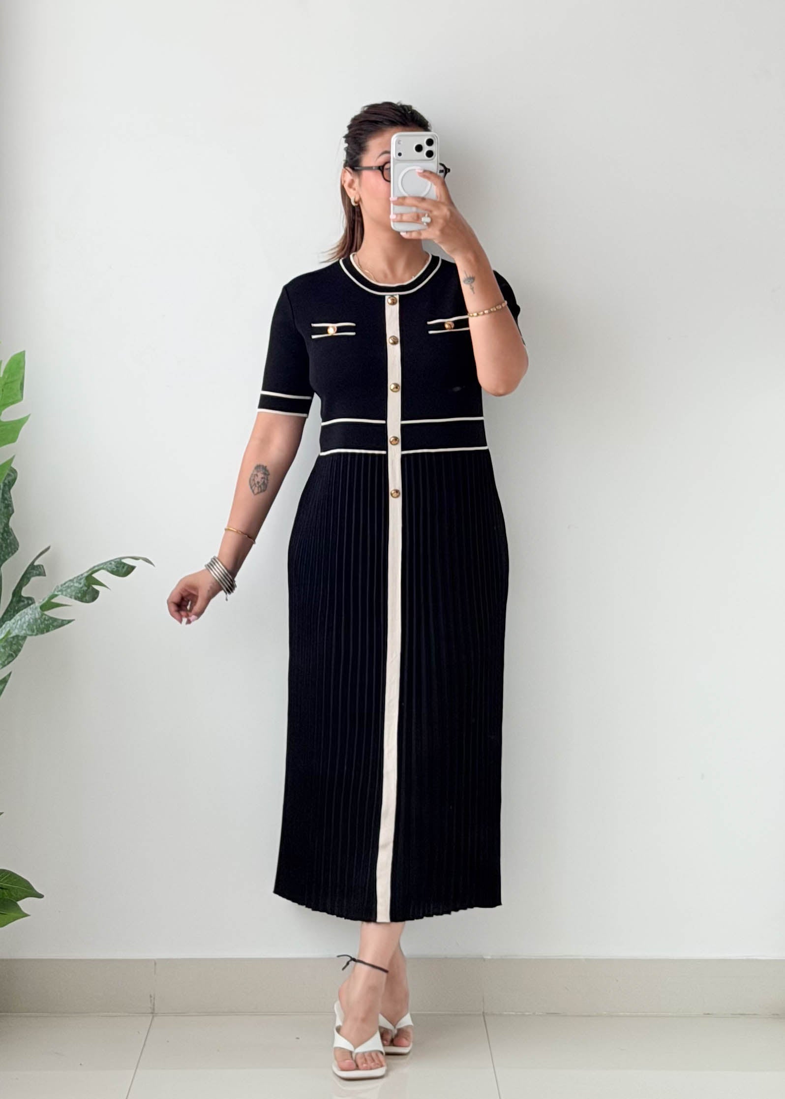Size L-XL Black Contrast Trim Pleated Knit Midi Dress