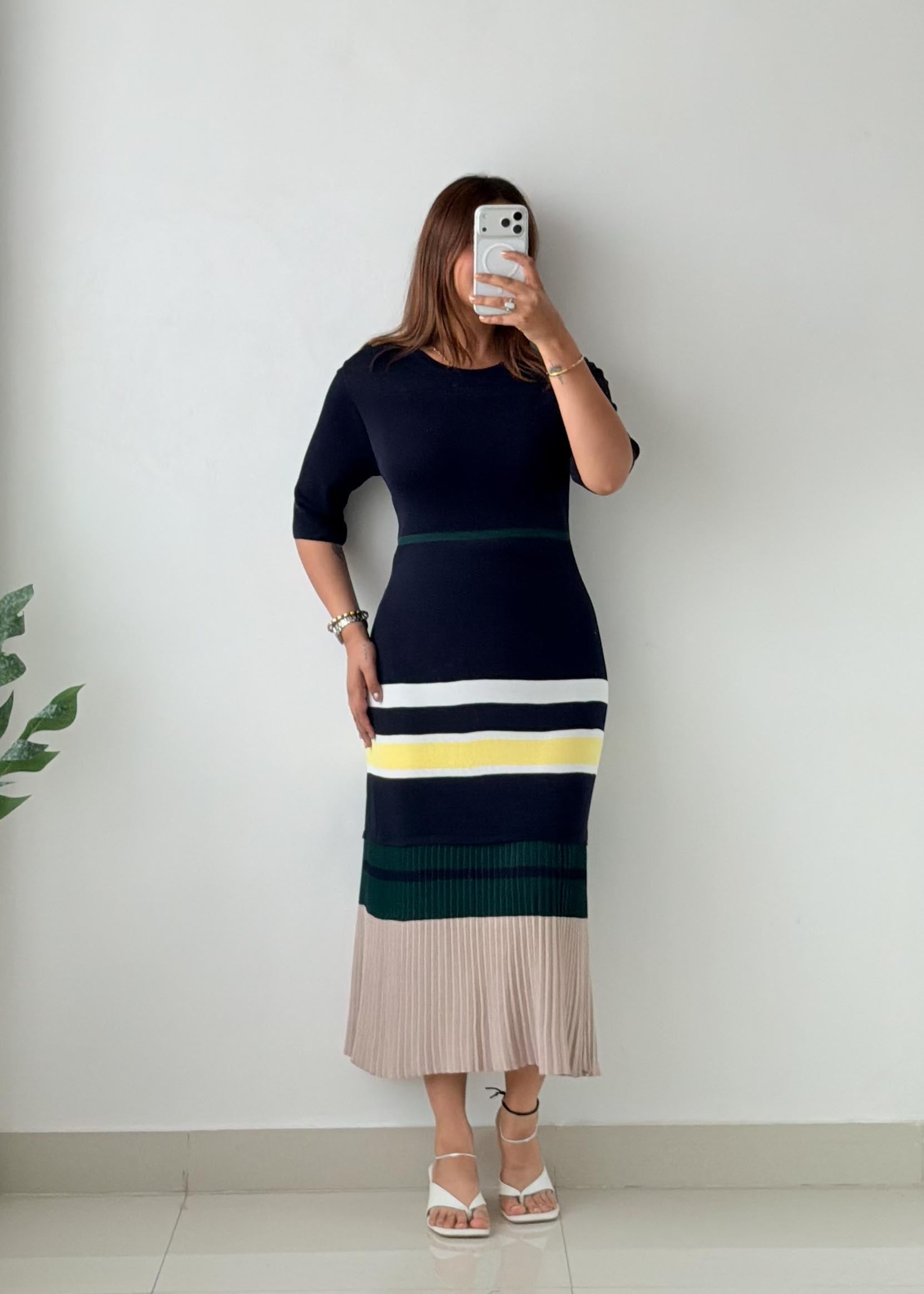 Size M-L Navy Colorblock Pleated Knit Midi Dress