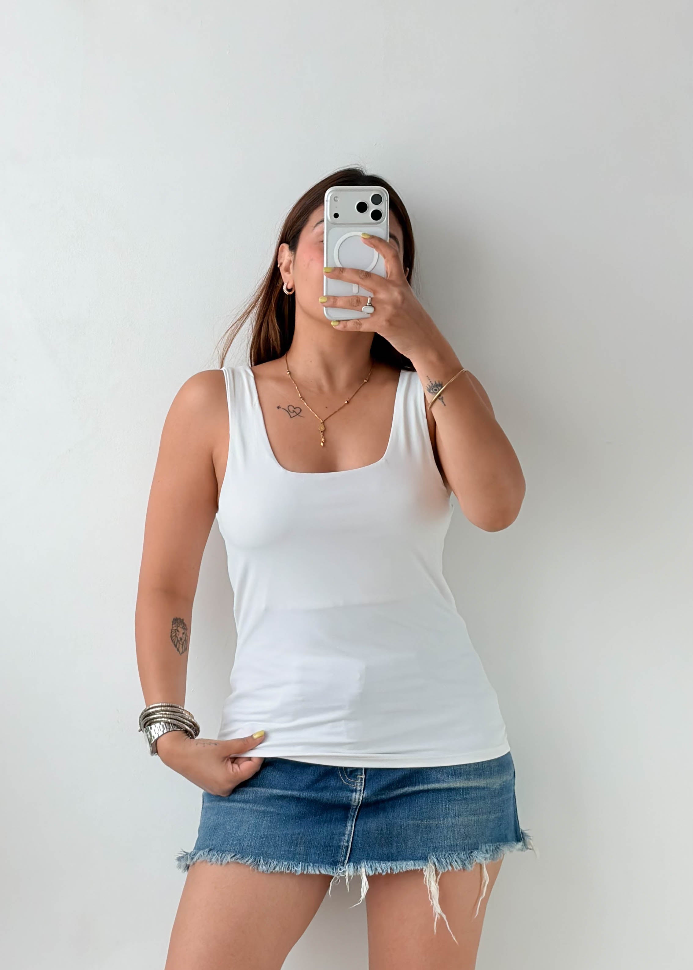 Size M-L White Sleeveless Top
