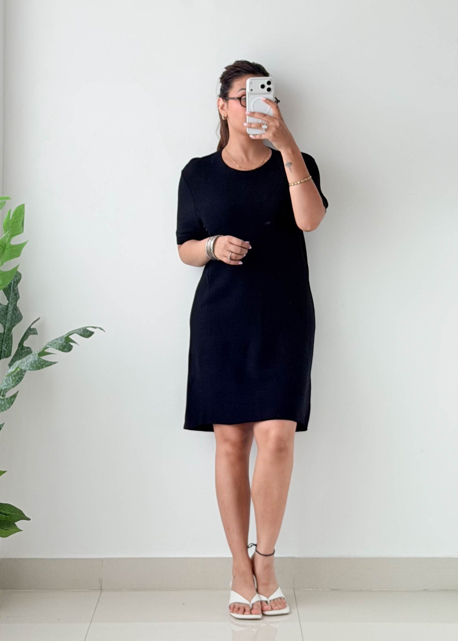 Size M-L Black Minimal Knit Shift Dress