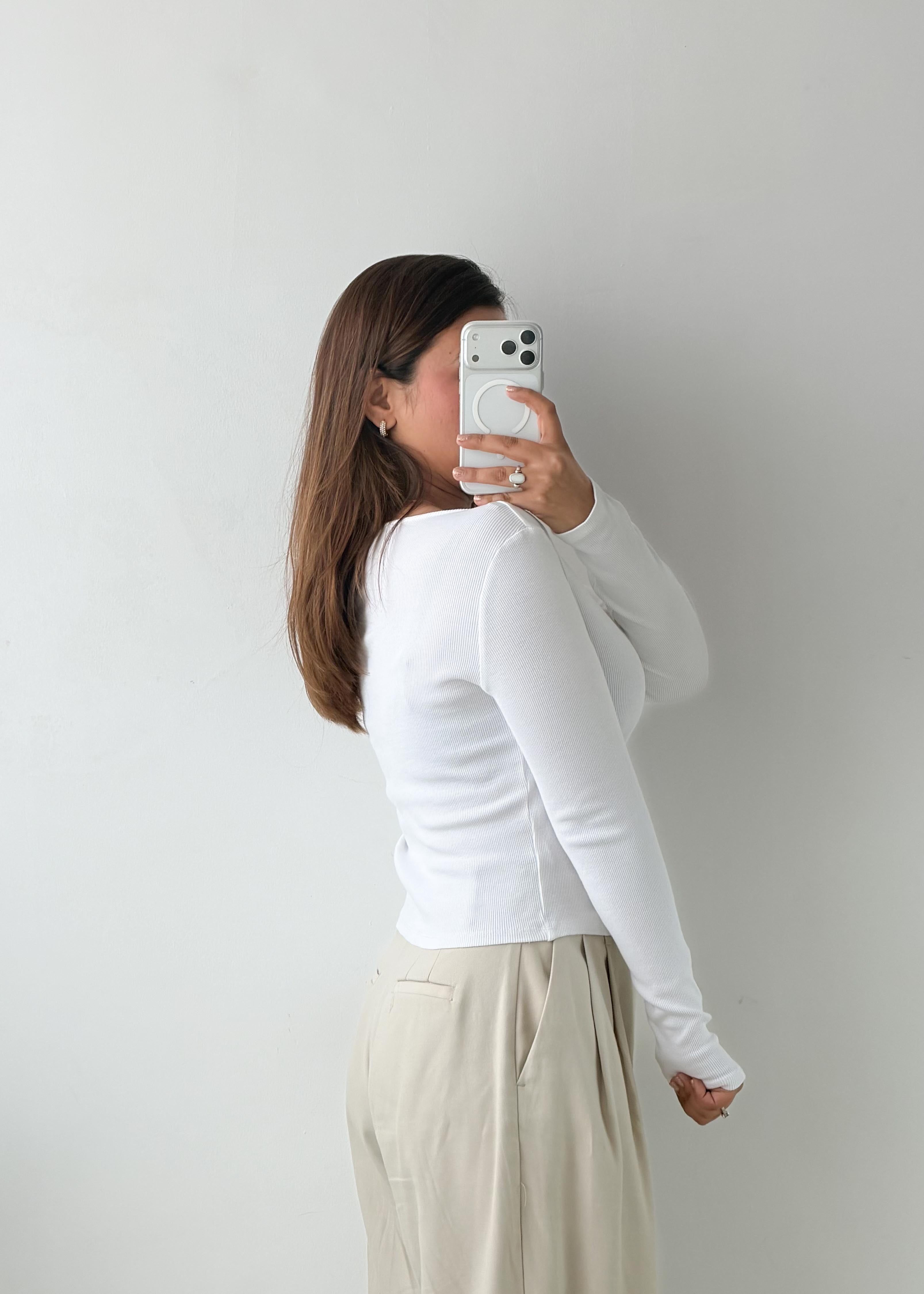 Size M-L White Scoop Neck Long Sleeve Top
