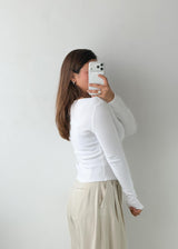 Size M-L White Scoop Neck Long Sleeve Top