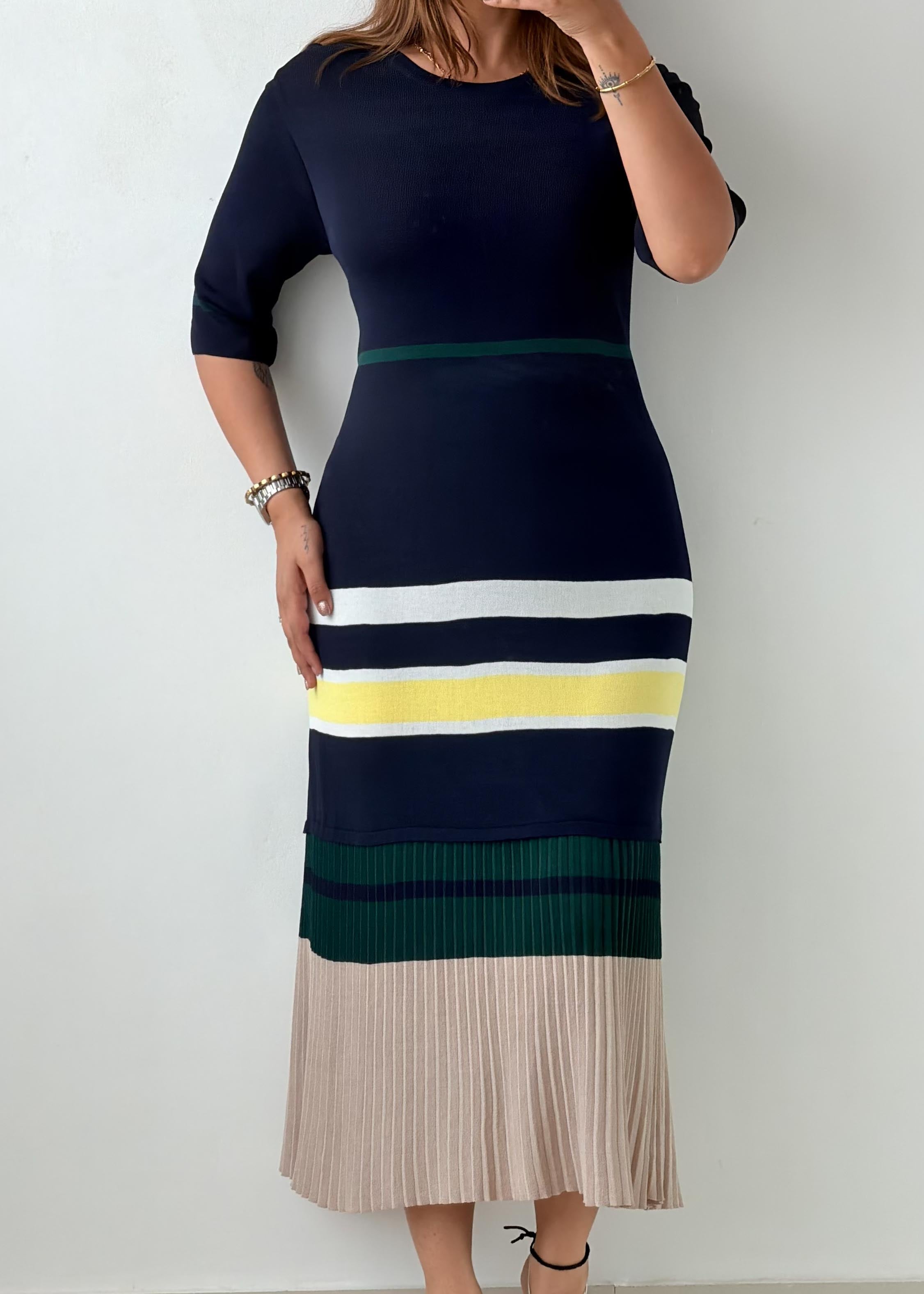 Size M-L Navy Colorblock Pleated Knit Midi Dress