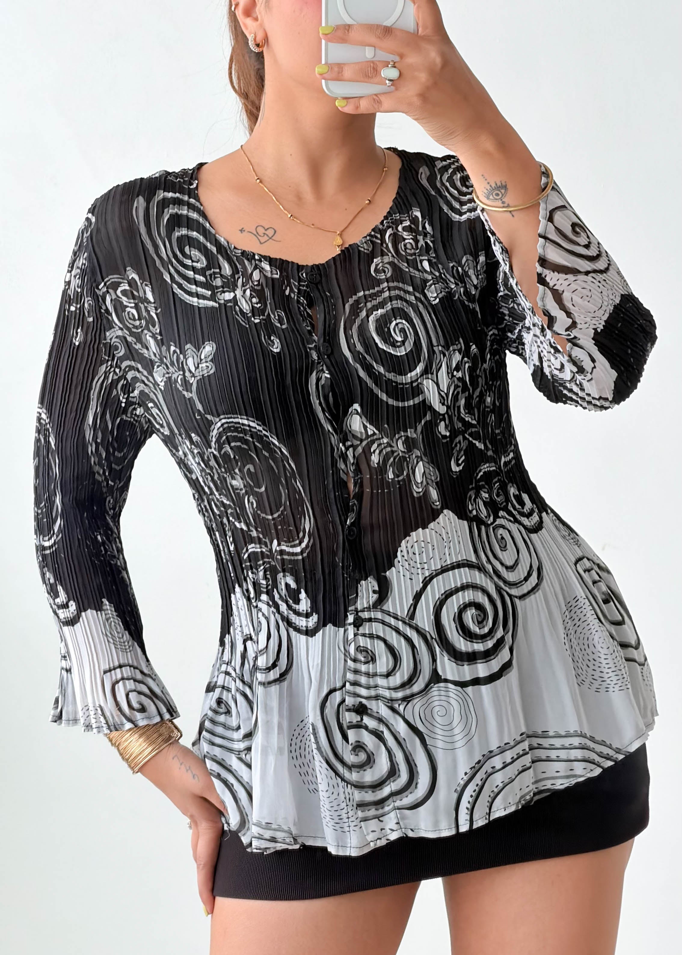 Size M-L Black Abstract Pleated Top