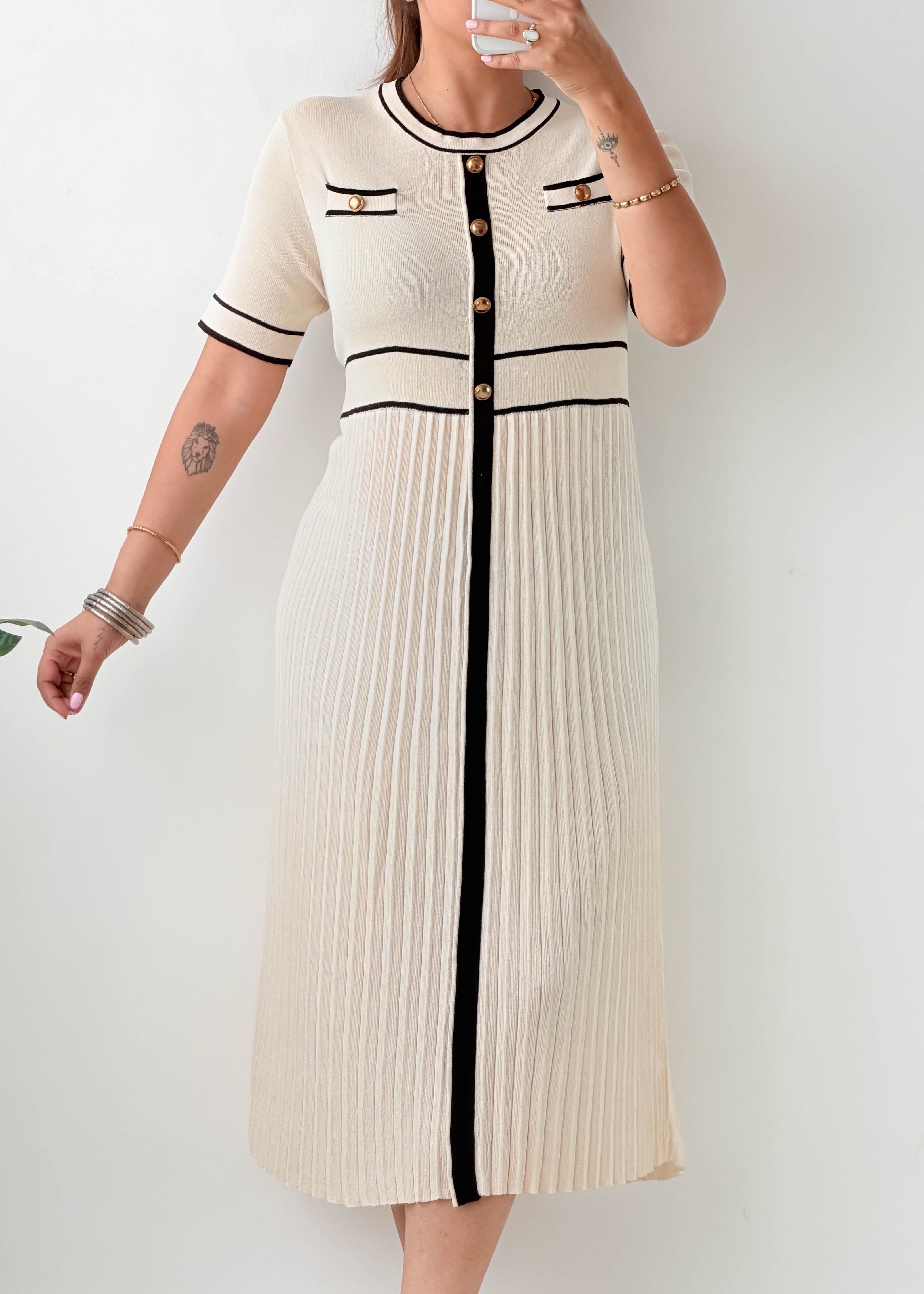 Size M-L Cream Contrast Trim Pleated Knit Midi Dress