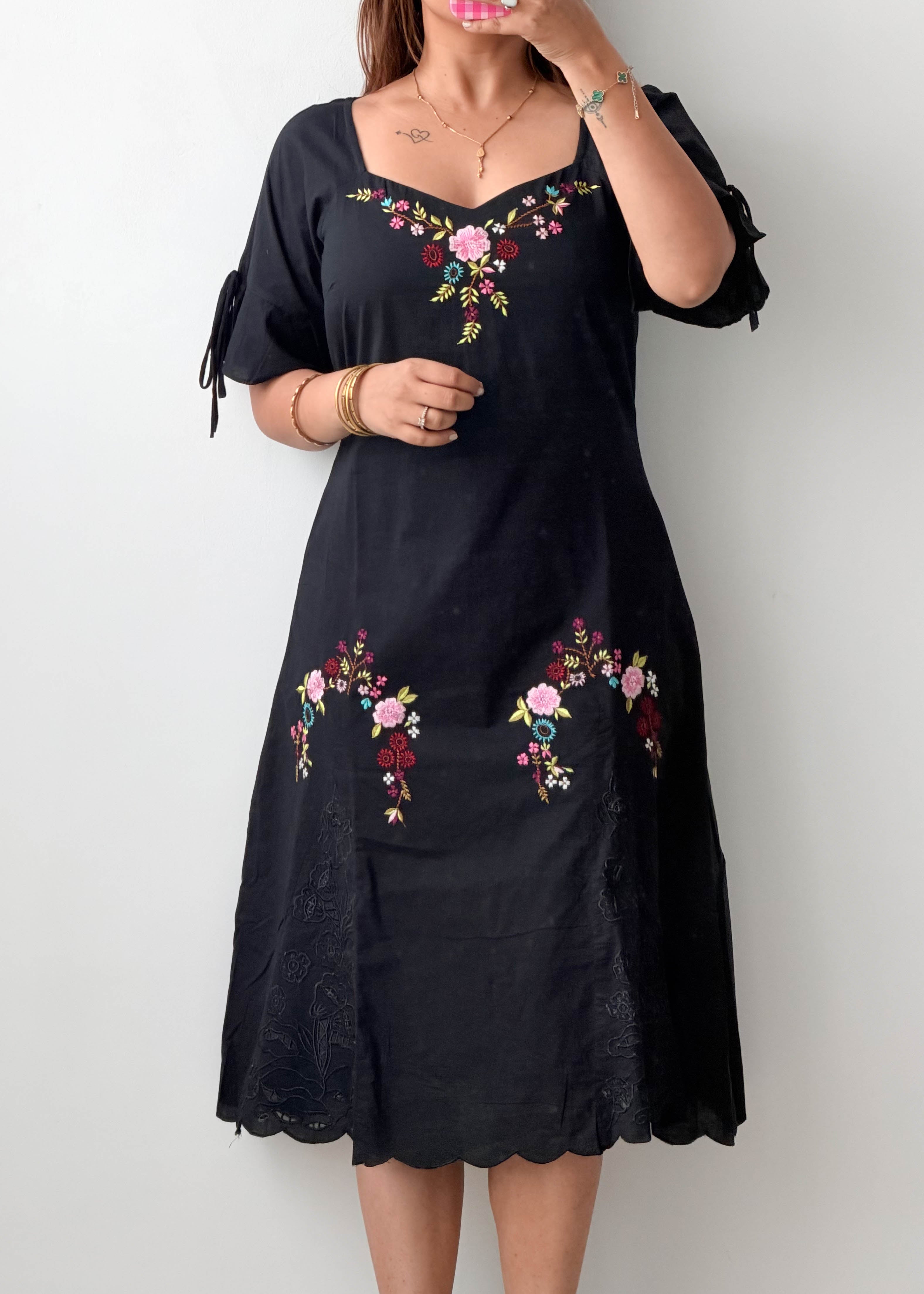 Size M Black Floral Embroidered Midi Dress