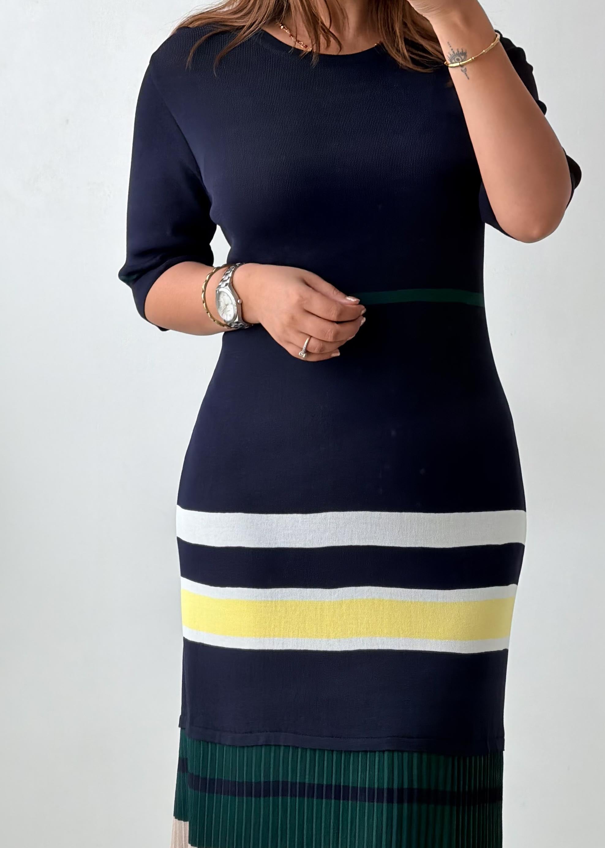 Size M-L Navy Colorblock Pleated Knit Midi Dress