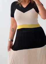 Size S-M / L-XL Color Block Pleated Knit Midi Dress