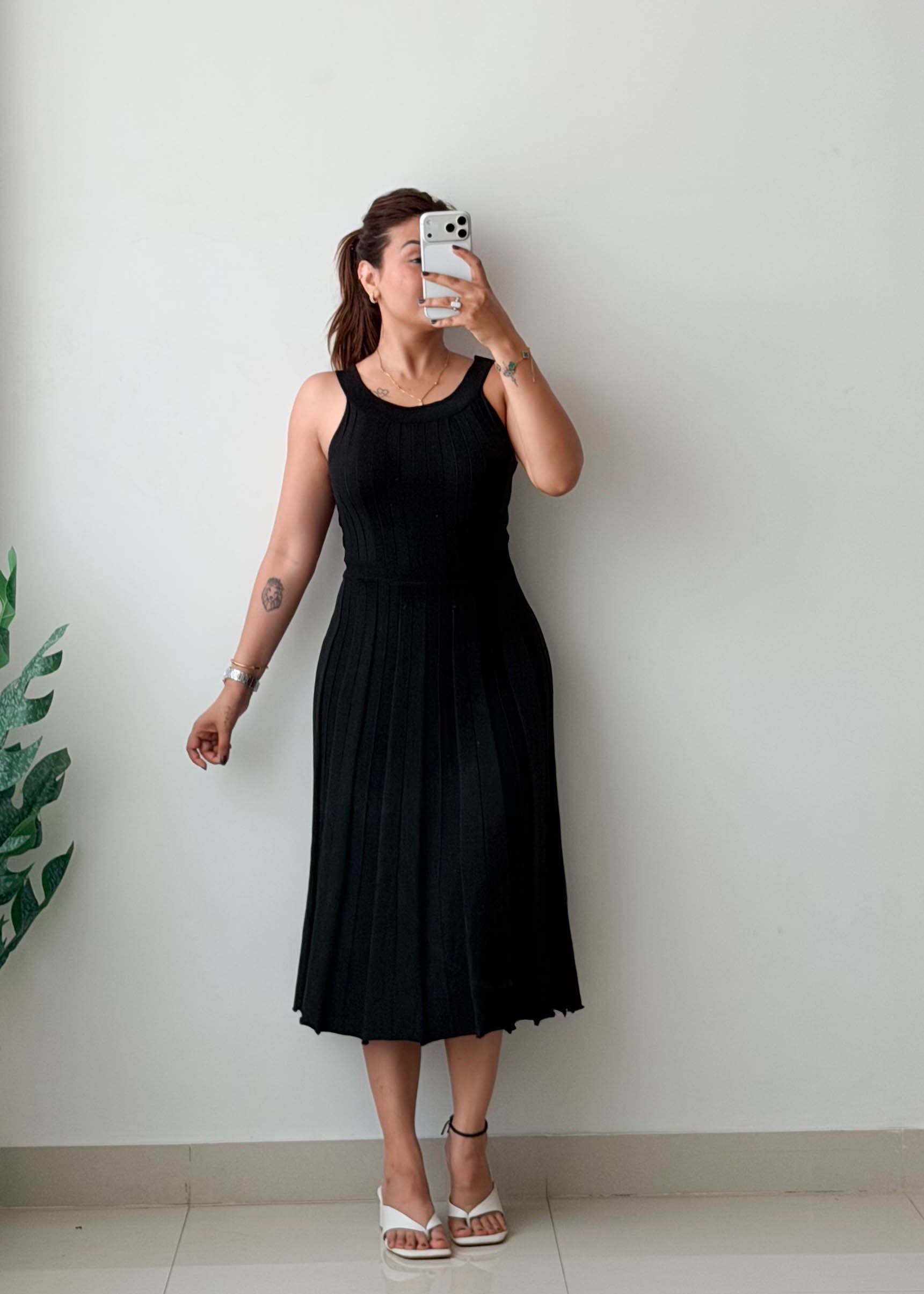 Size M-L Black Pleated Sleeveless Midi Dress