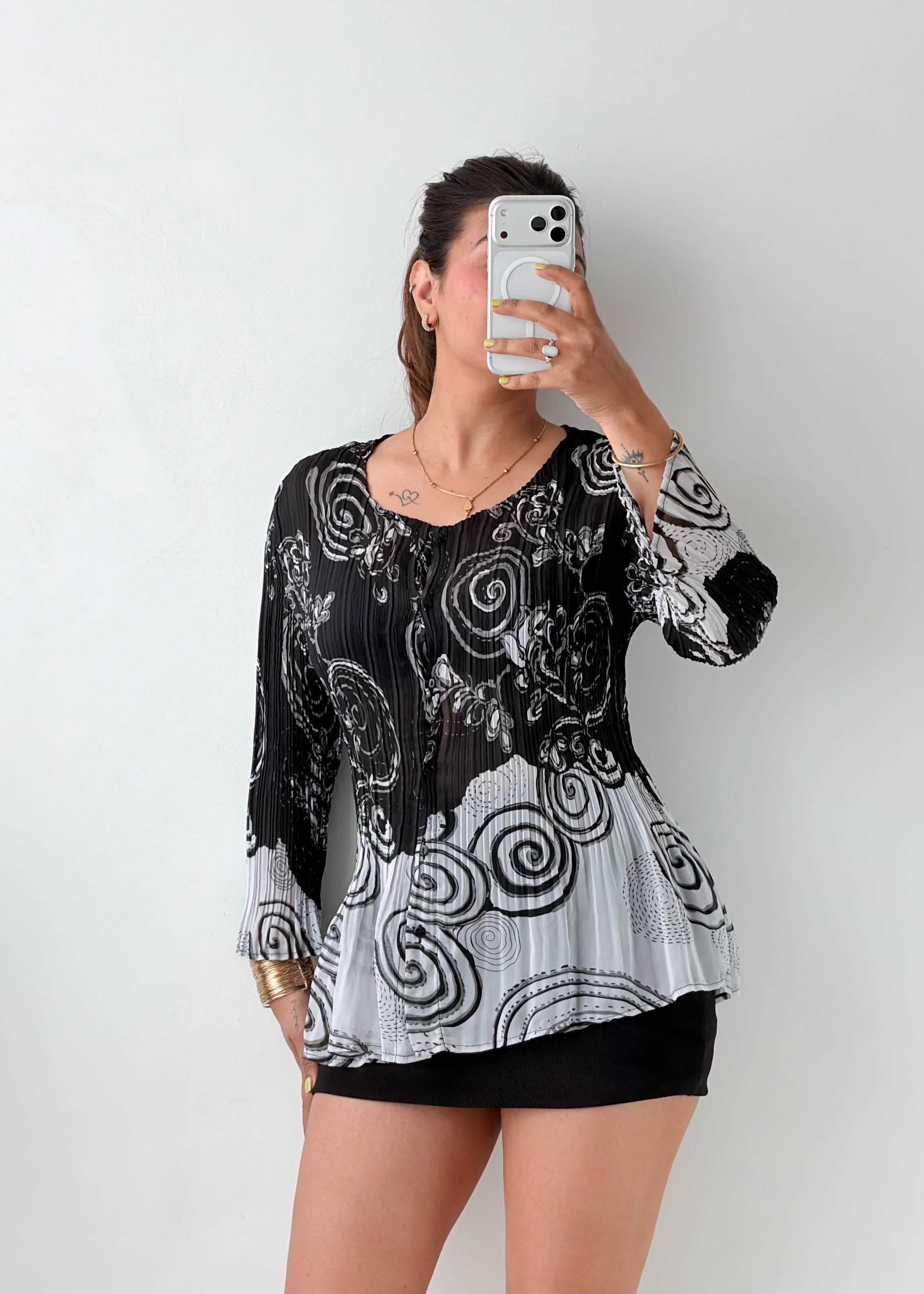 Size M-L Black Abstract Pleated Top