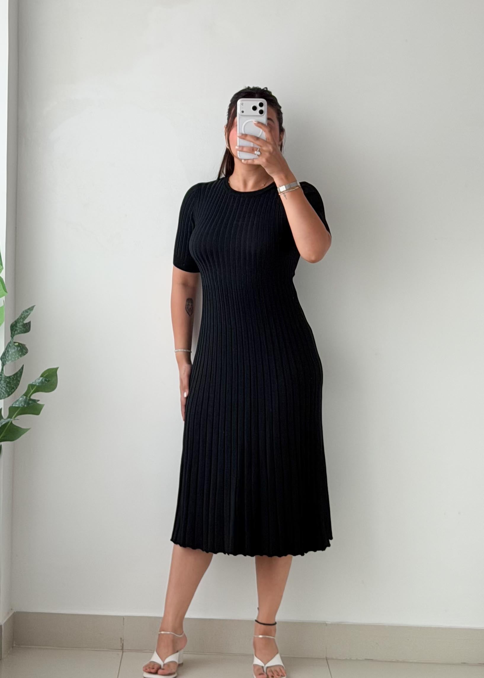 Size S-M Black Ribbed Pleated Midi Dress