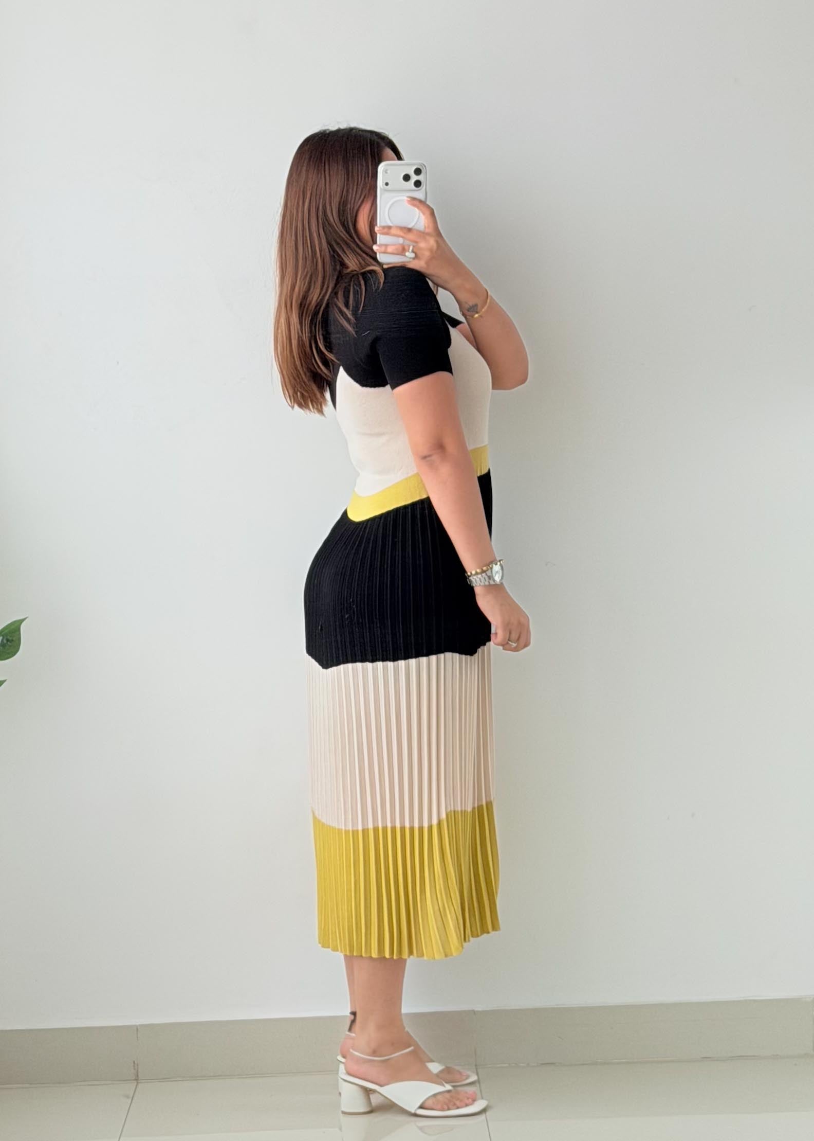 Size S-M / L-XL Color Block Pleated Knit Midi Dress