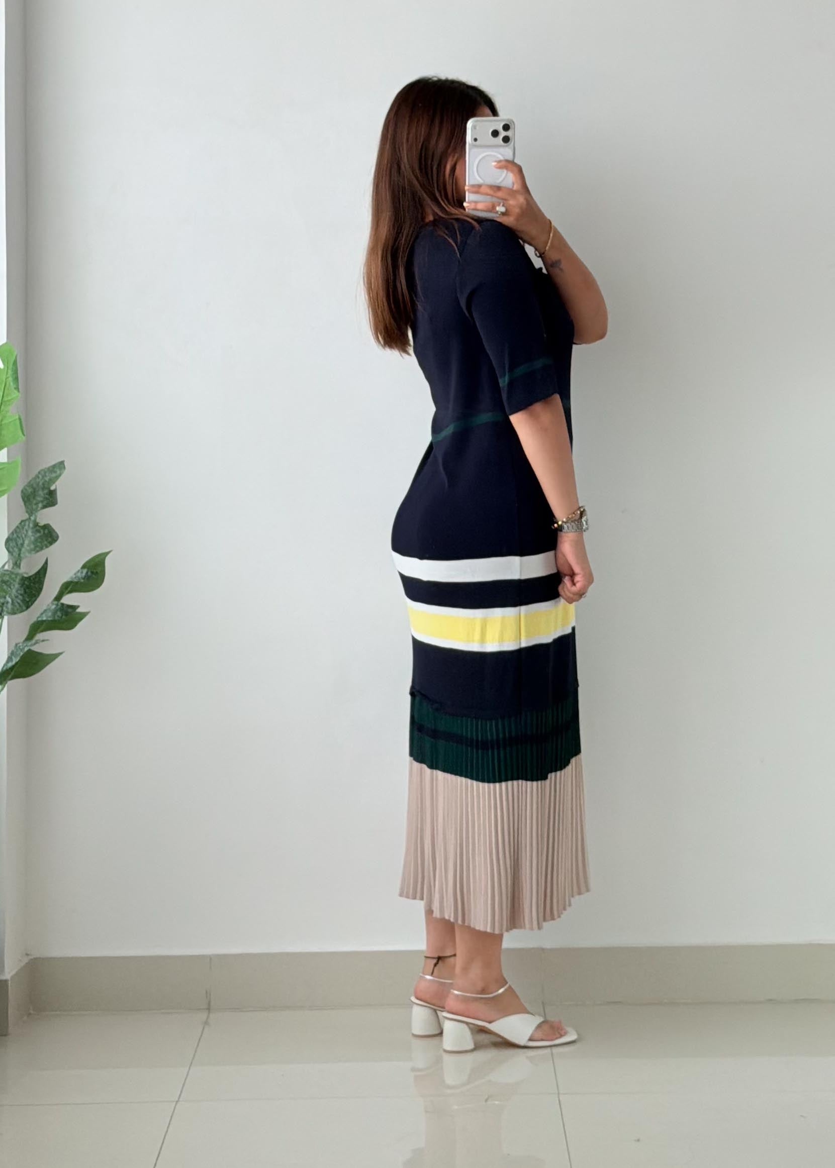 Size M-L Navy Colorblock Pleated Knit Midi Dress