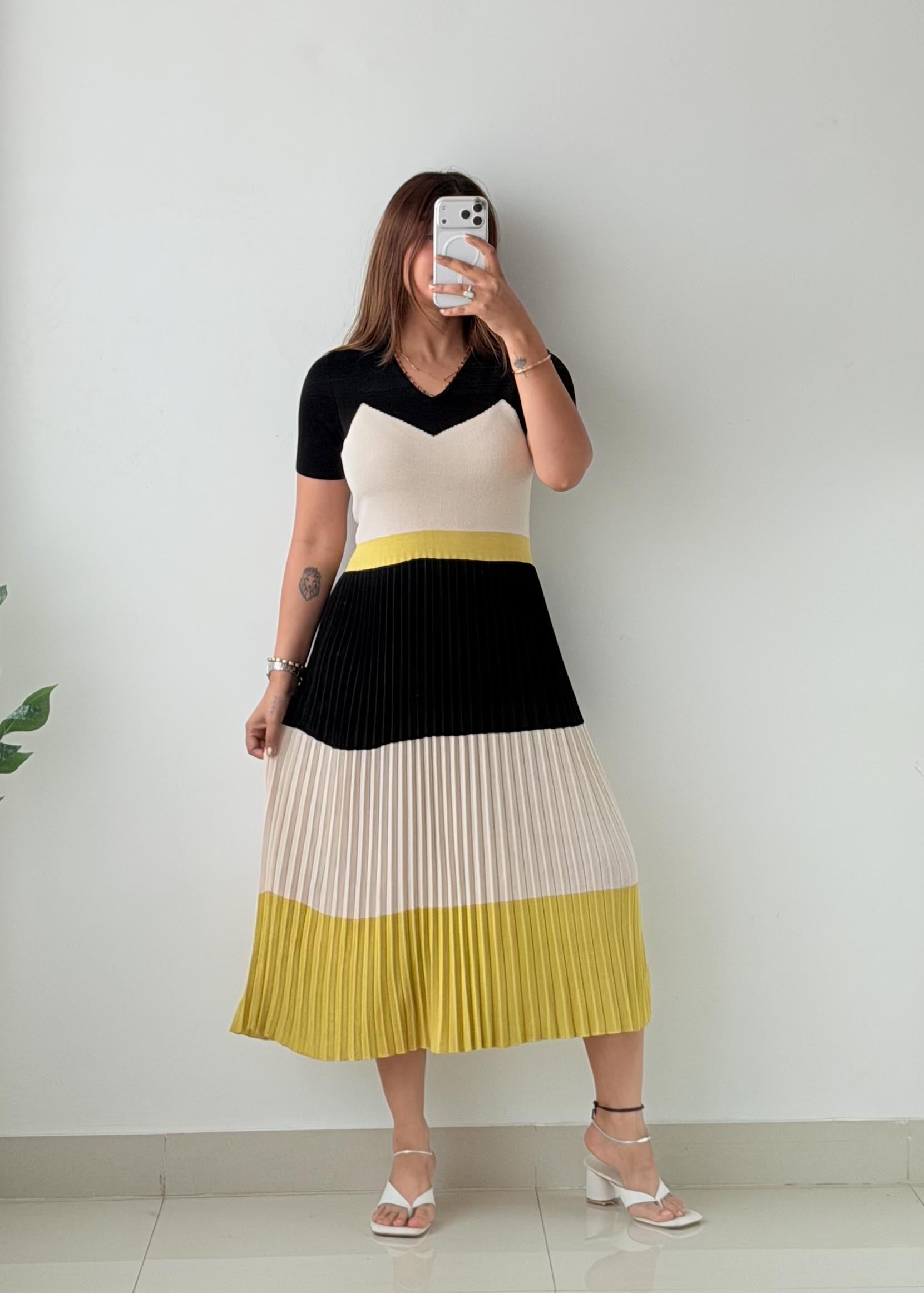 Size S-M / L-XL Color Block Pleated Knit Midi Dress