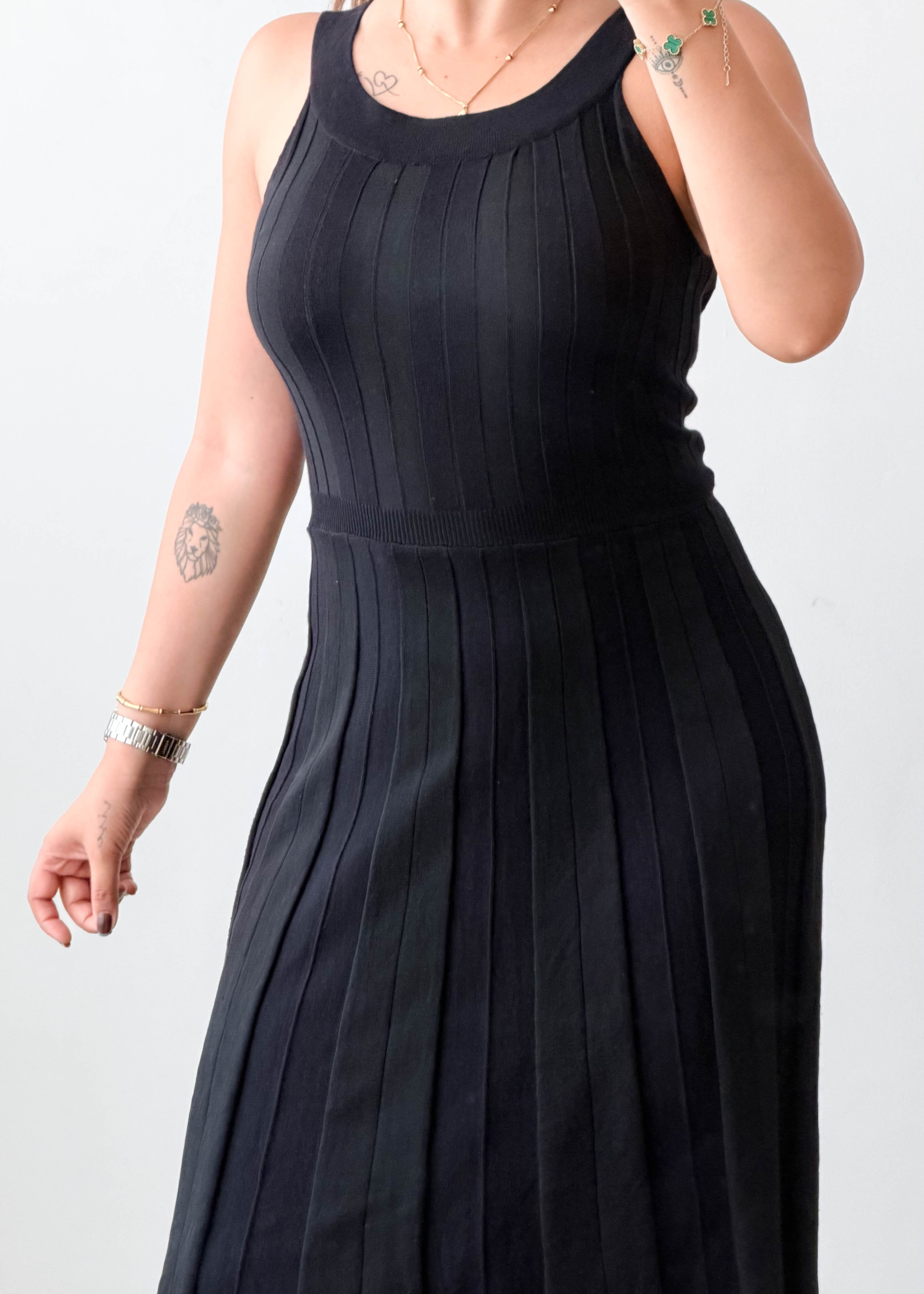 Size M-L Black Pleated Sleeveless Midi Dress