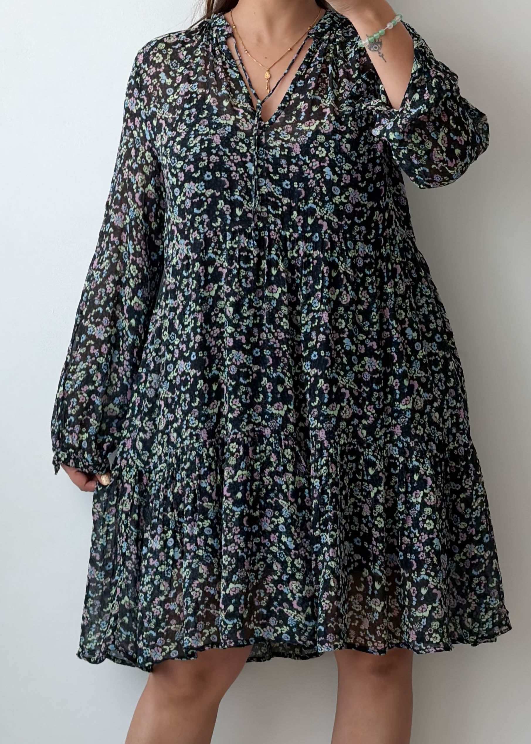 Size M-L Black Floral Flowy Mini Dress (V-Neck)