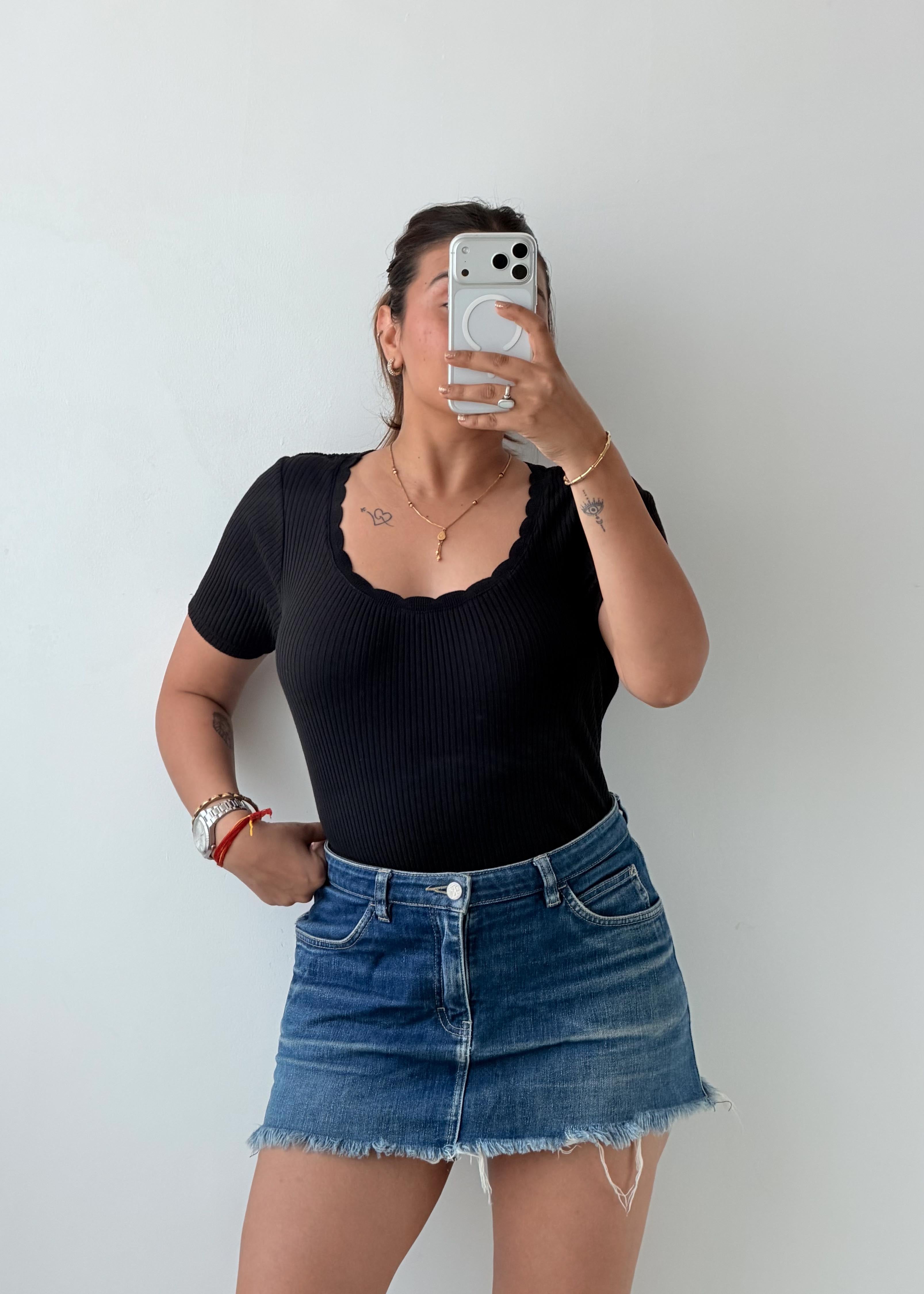 Size L-XL Black Ribbed Scallop Neck Bodysuit