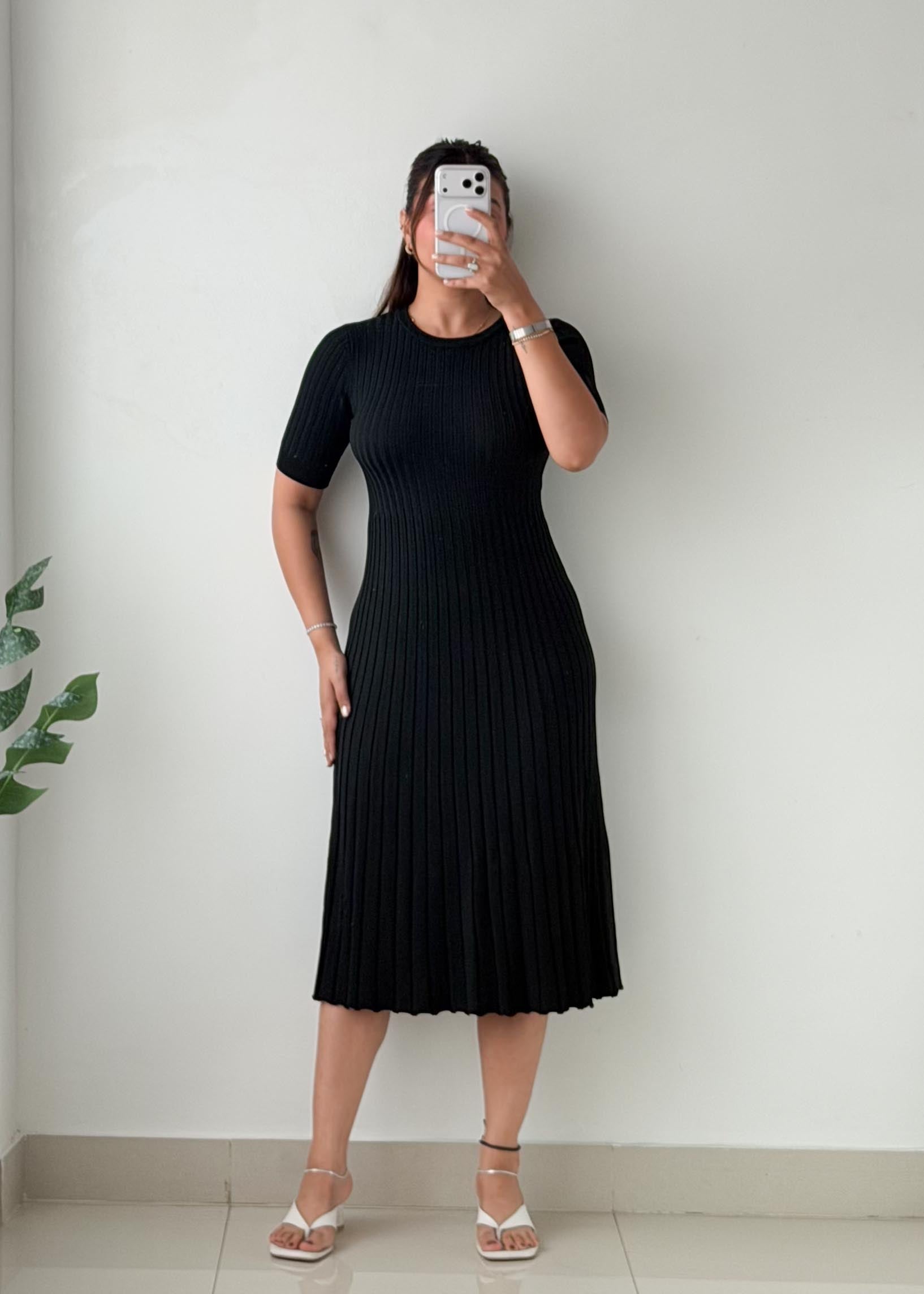 Size S-M Black Ribbed Pleated Midi Dress