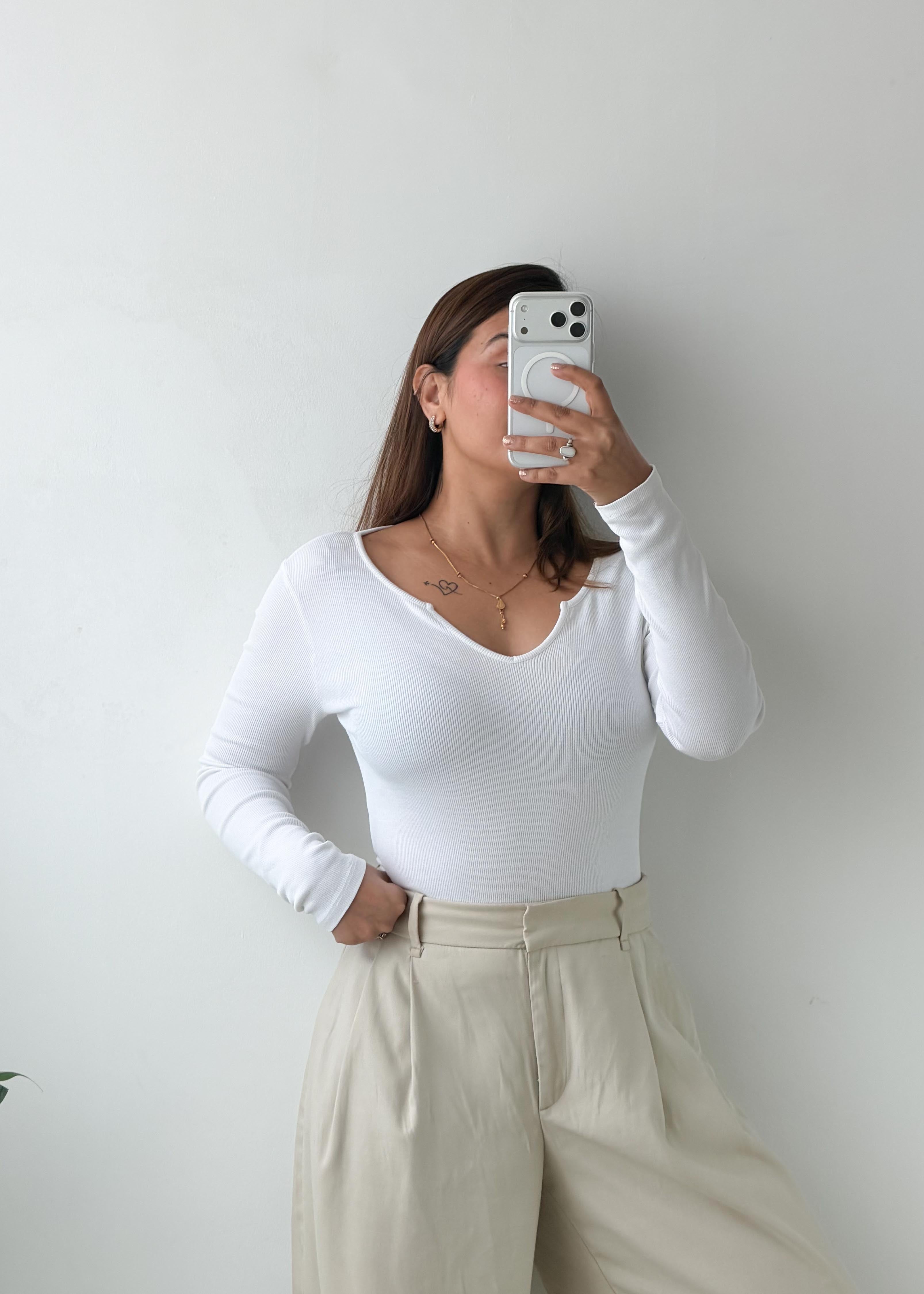 Size M-L White Scoop Neck Long Sleeve Top