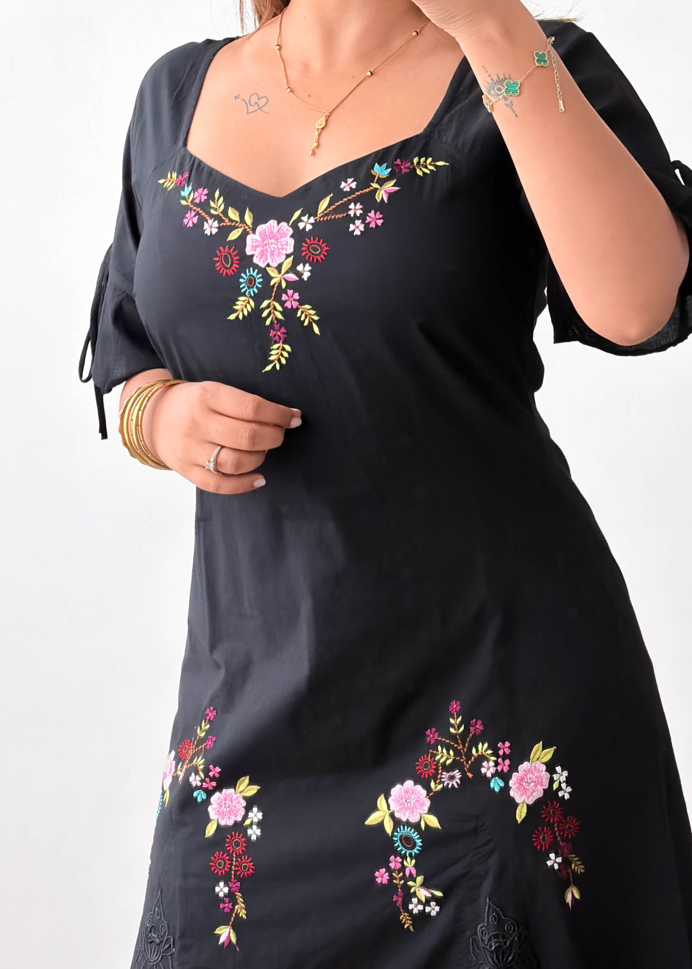 Size M Black Floral Embroidered Midi Dress