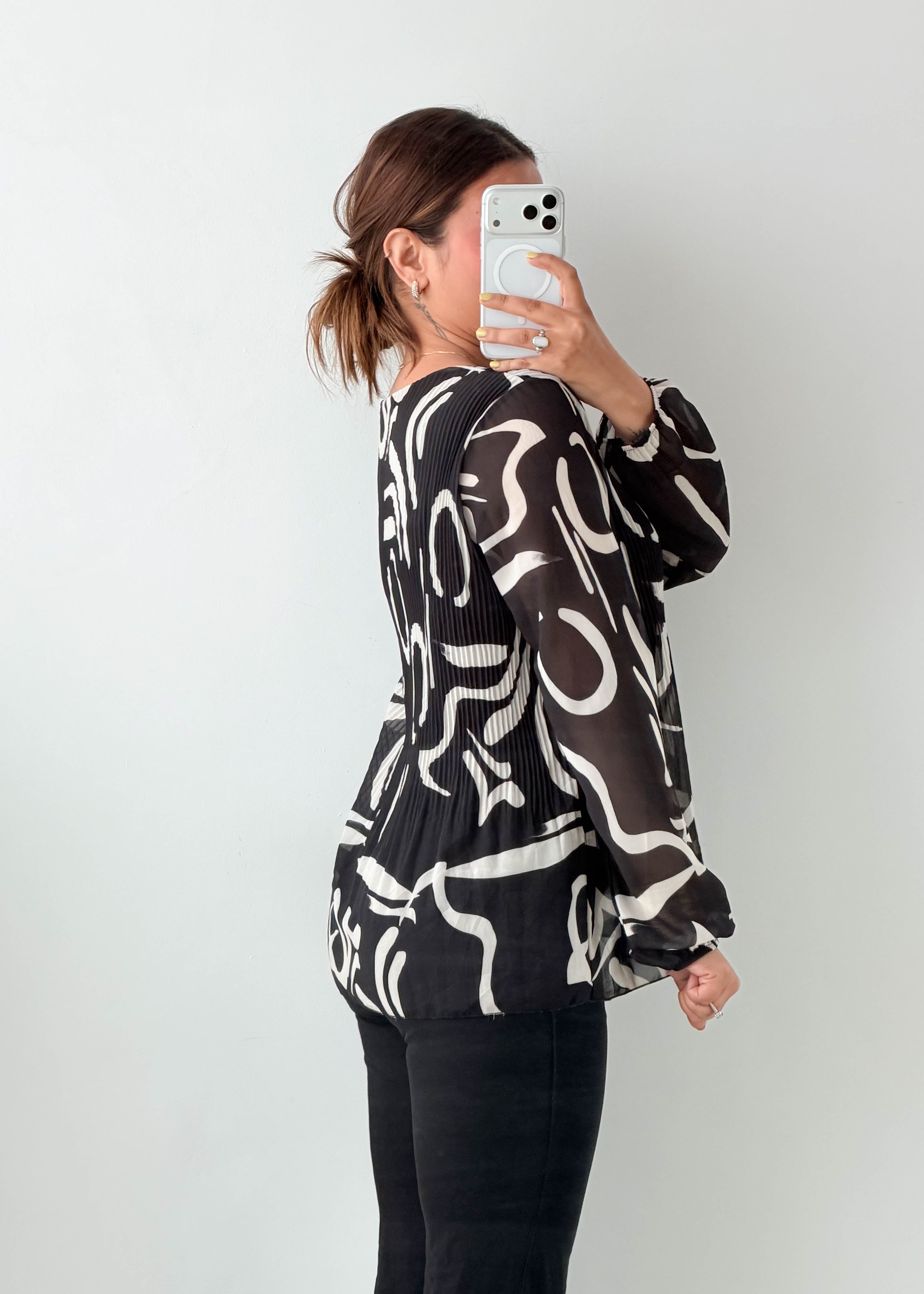 Size M-L Black Abstract Print Top