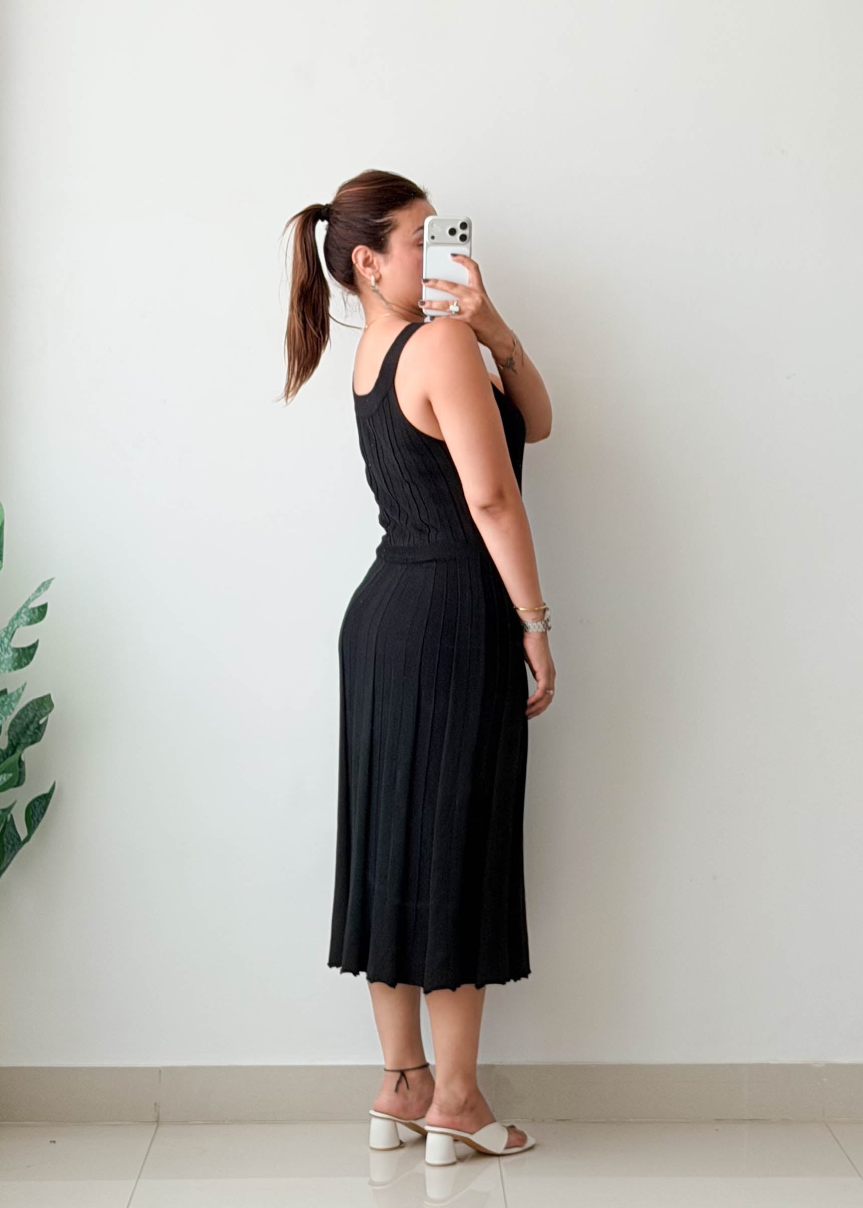 Size M-L Black Pleated Sleeveless Midi Dress