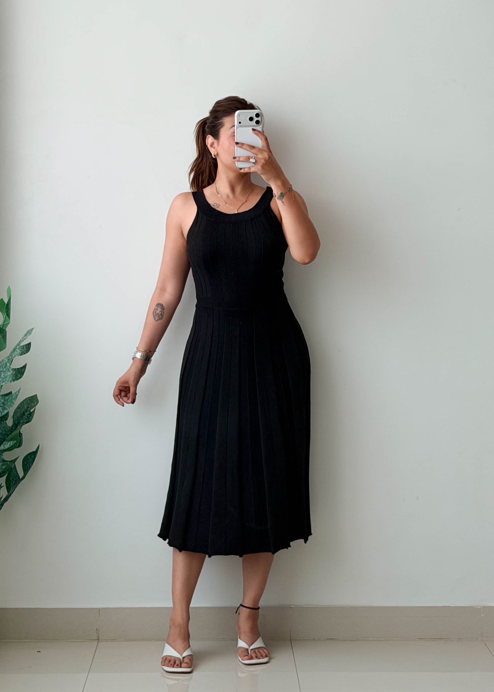 Size M-L Black Pleated Sleeveless Midi Dress