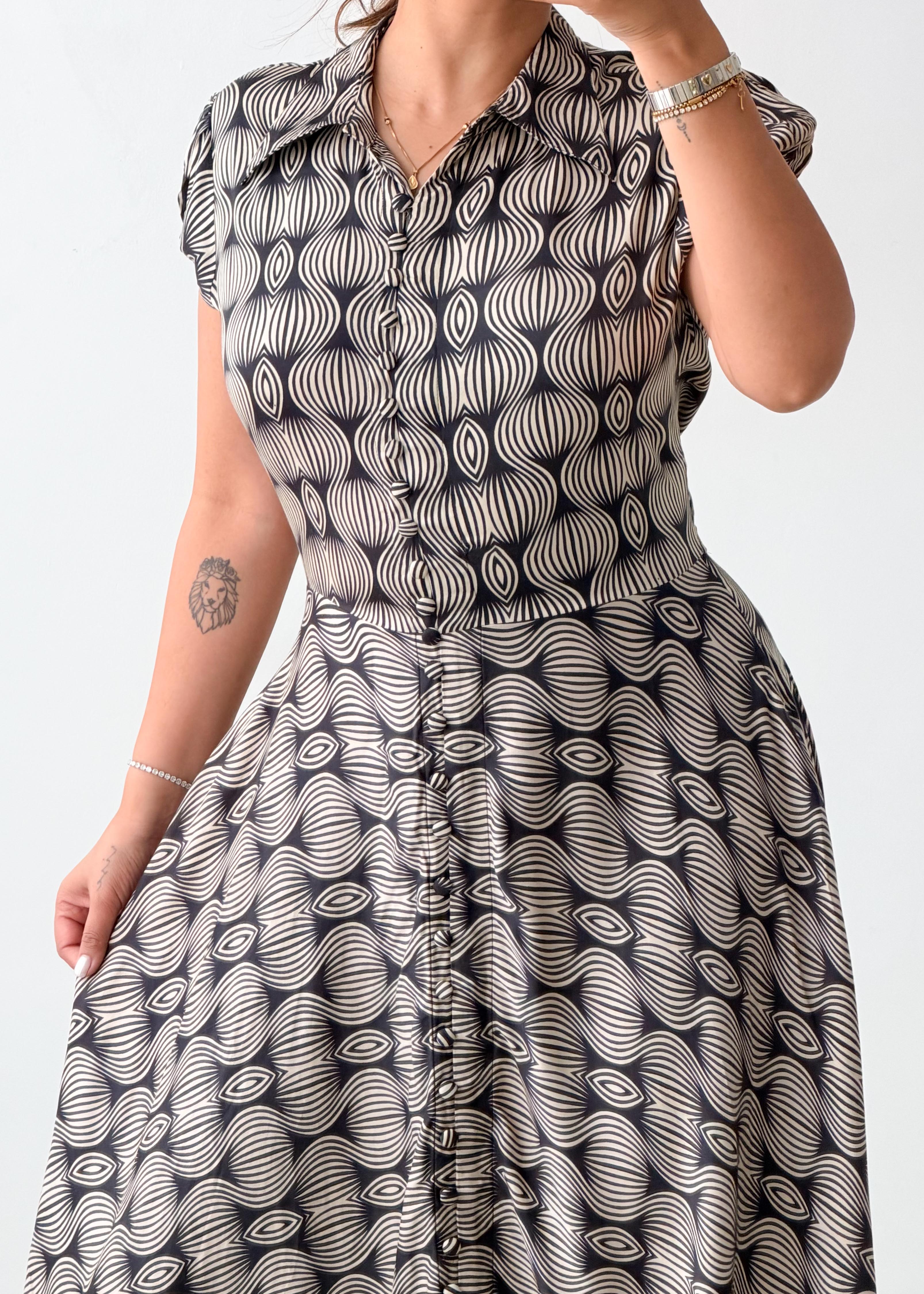 Size M Black & White Abstract Print Maxi Dress