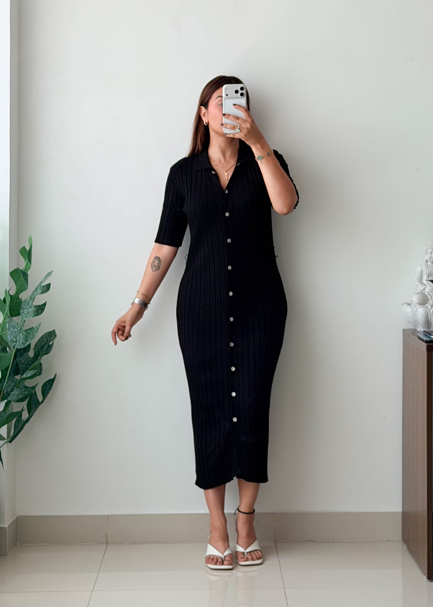 Size M-L Black Ribbed Collared Button Midi Dress