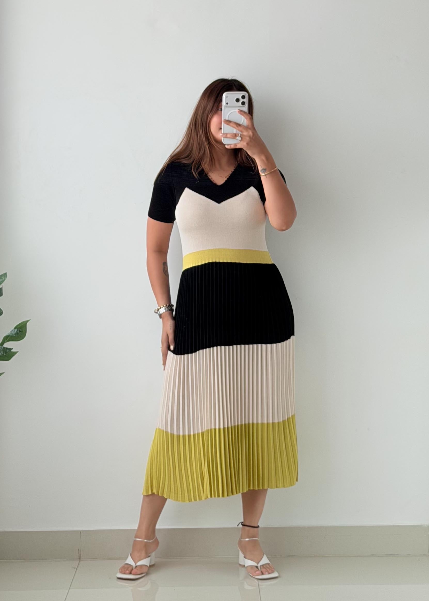 Size S-M / L-XL Color Block Pleated Knit Midi Dress