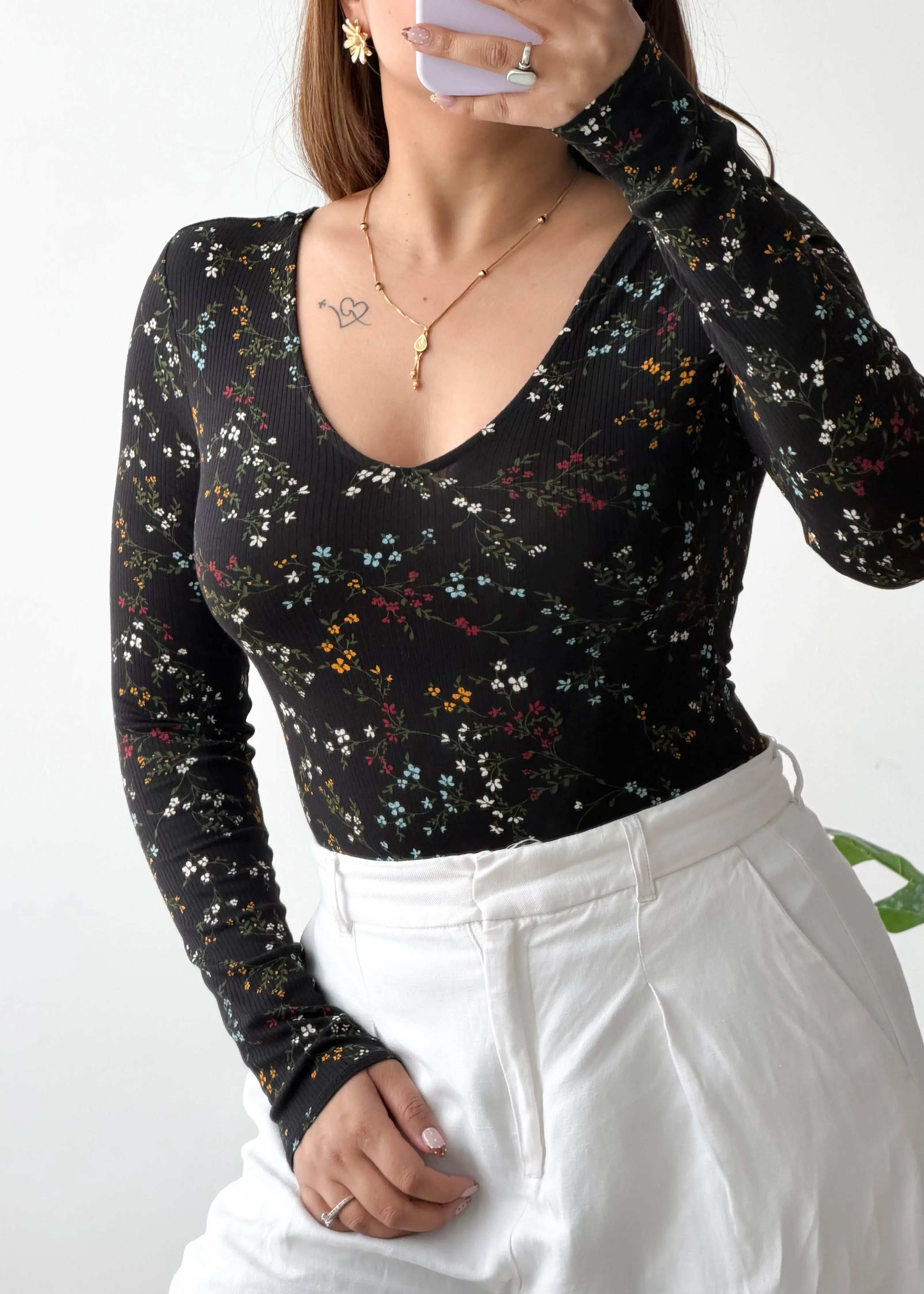 Size S-M, Black Floral V-Neck Full Sleeve Bodysuit