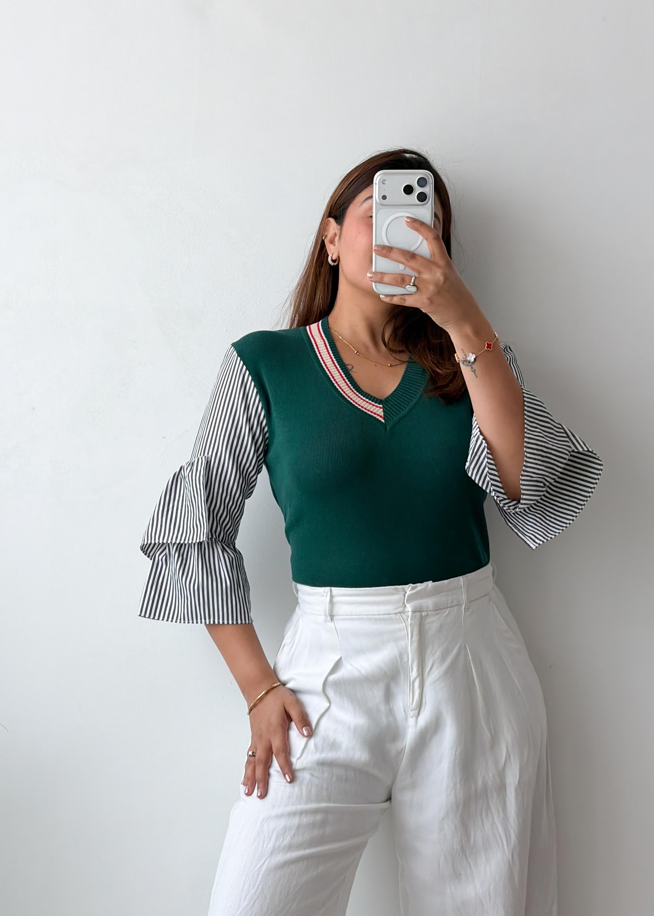 Size M-L Green Contrast Sleeve Knit Top