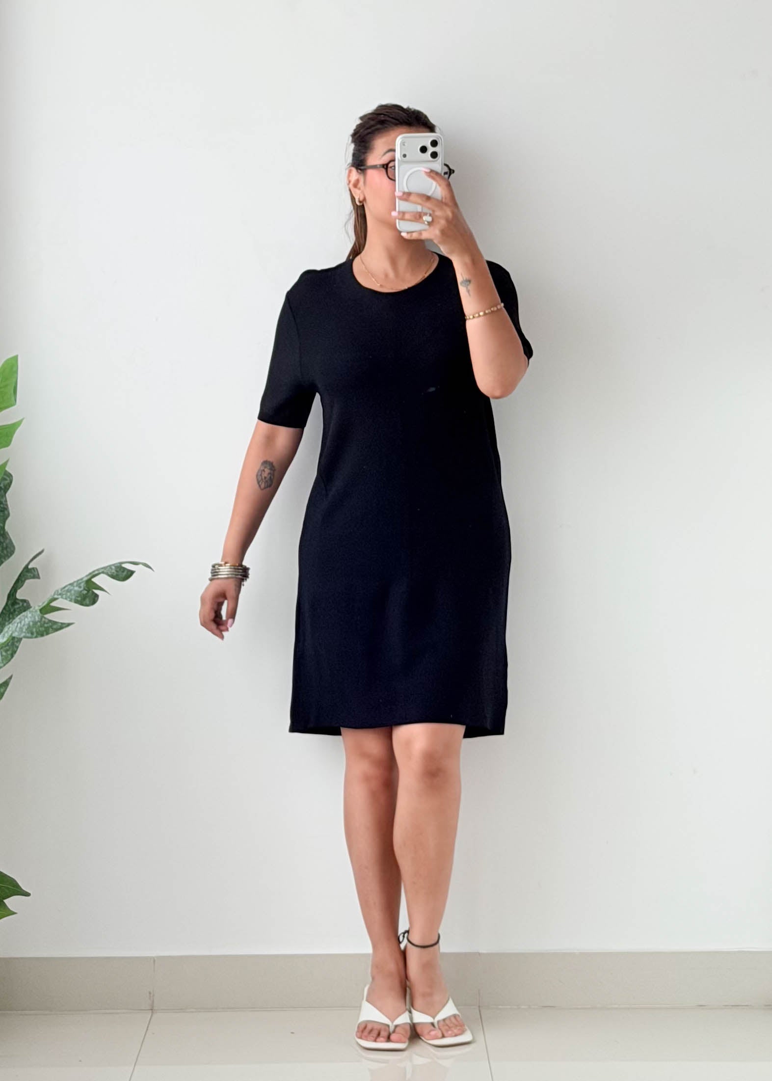 Size M-L Black Minimal Knit Shift Dress